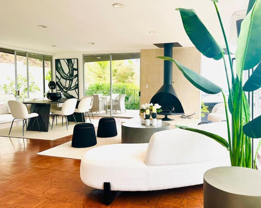 Urban Oasis: Stylish Mid-century In Weho Сasa de vacaciones