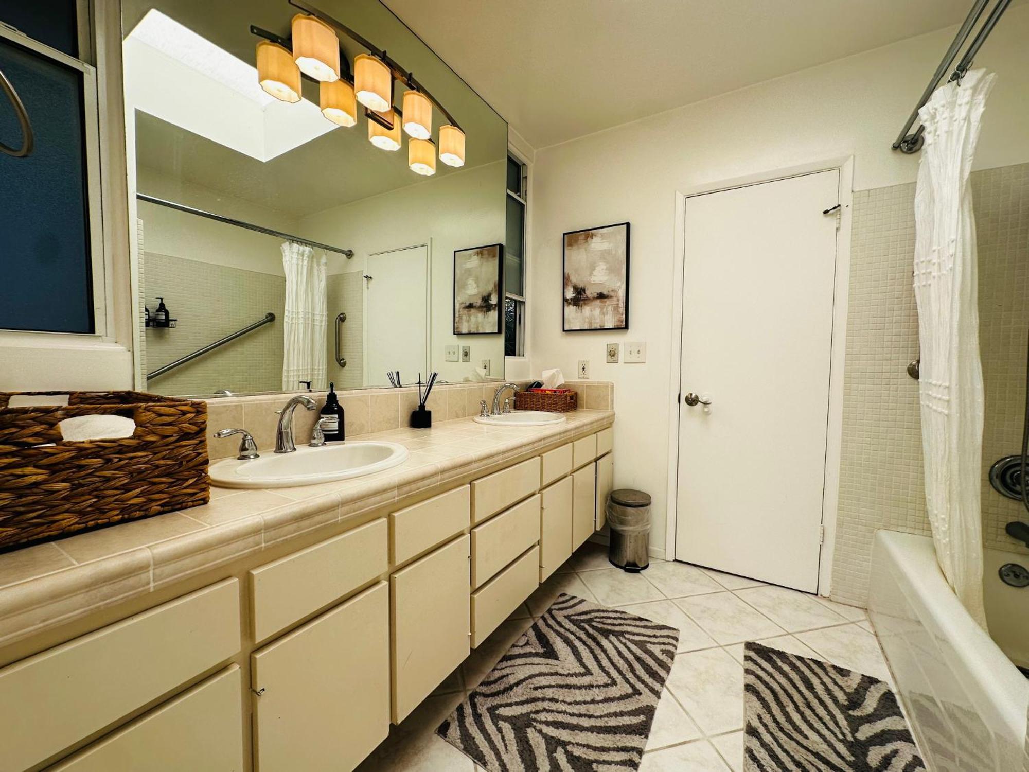 Urban Oasis: Stylish Mid-century In Weho Сasa de vacaciones *